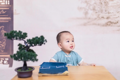 海东满月宝宝放屁臭 海东满月宝宝放屁臭